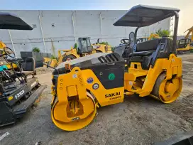 Dijual Tandem Roller 5 Ton Sakai SW502 Double Drum Roller Build Up