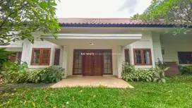 Rumah Hunian Nyaman dengan Kolam Renang di Jl Wijaya Kebayoran Baru