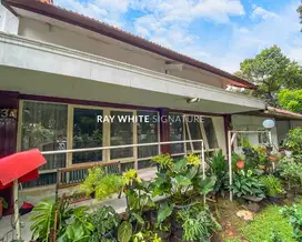 Rumah Lama Pinggir Jalan Raya di Jl Wijaya I