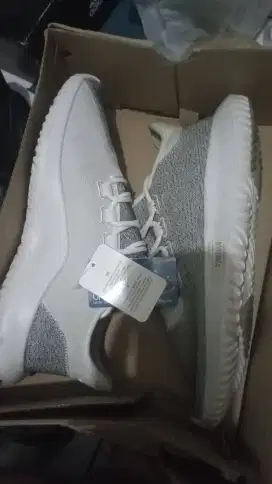 adidas tubular size 44, kondisi baru,jual 400k