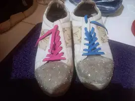 Sepatu casual pria putih
