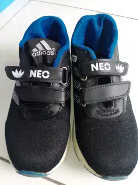 Jual sepatu warna hitam motif biru