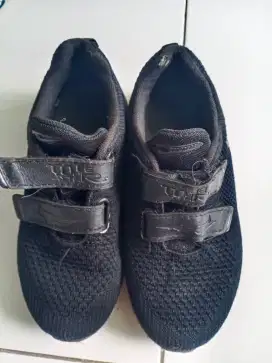 Sepatu warna hitam