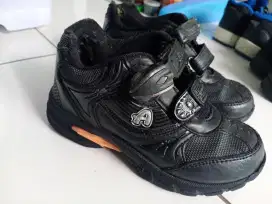 Sepatu warna hitam