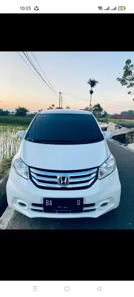 Honda Freed PSD tahun 2015 matic warna putih