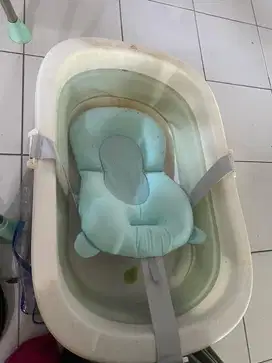 Perlengkapan bayi dan balita ember mandi meja makan dudukan closet