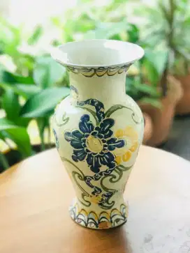 Vas Bunga Antik Motif Bunga