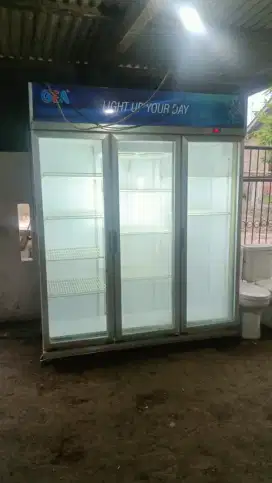 Showcase 3 pintu merek Gea