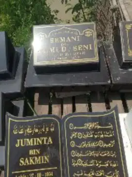 Batu nisan untuk makam