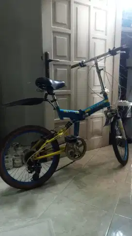 sepeda lipat tiga bagian