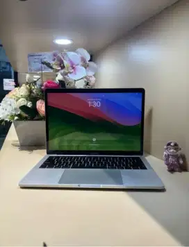 Macbook pro 2019 touch bar (layar 13 inch )