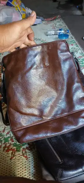 Tas selempang kulit asli