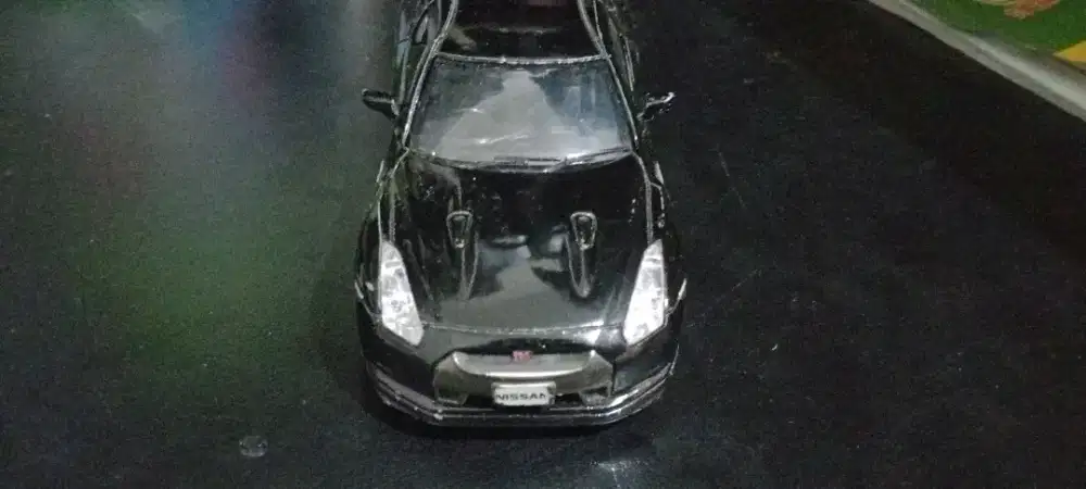 die-cast Nissan GTR-R35 bekas