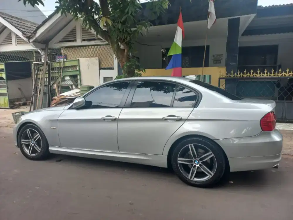 BMW 320i 2010 Bensin
