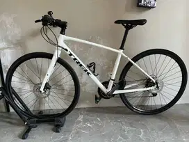 TREK FX 3 DISC HYBRID BIKE SIZE M FULL TIAGRA