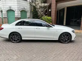 Mercedes E43 tahun pembelian dari Dealer resmi 2021. Super mulus