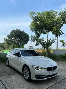 Dijual BMW 320i 2.0 F30 Sport Bensin-AT