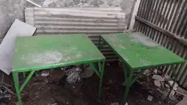 Meja besi kokoh