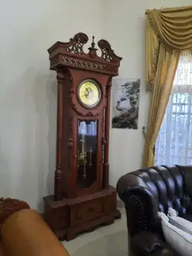 Jam Kayu Besar Bekas