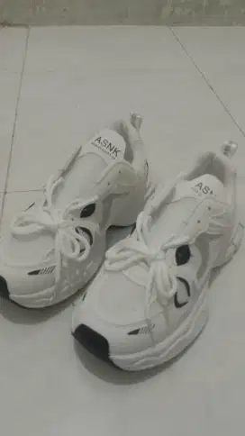 Sepatu sport untuk cowok/cewek