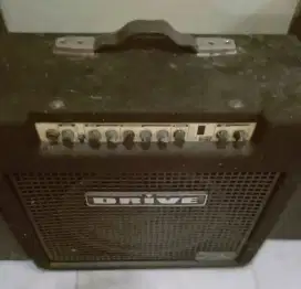 Ampli Gitar Drive 6120 made in USA 
fungsi normal,minus kotor aja