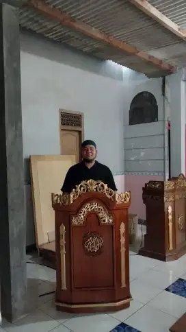 Mimbar masjid ukir kaligrafi