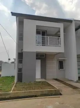 Dijual Rumah 2 Lantai, Siap Huni, Halaman Luas, dan Dekat Toll