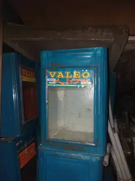 Kaleng kue biskuit bekas