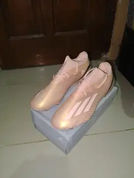 Sepatu bola Adidas X speedportal. 1 pink size 45 1/3 (29 cm)
