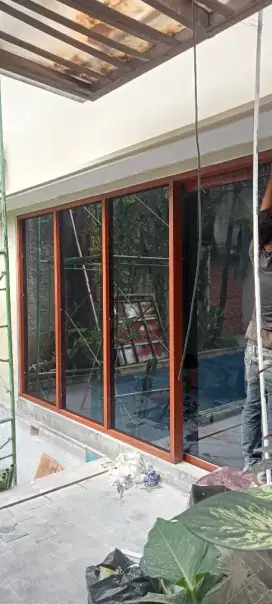 Partisi pintu kaca toko