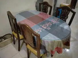 Meja Makan Kapasitas 4 Orang