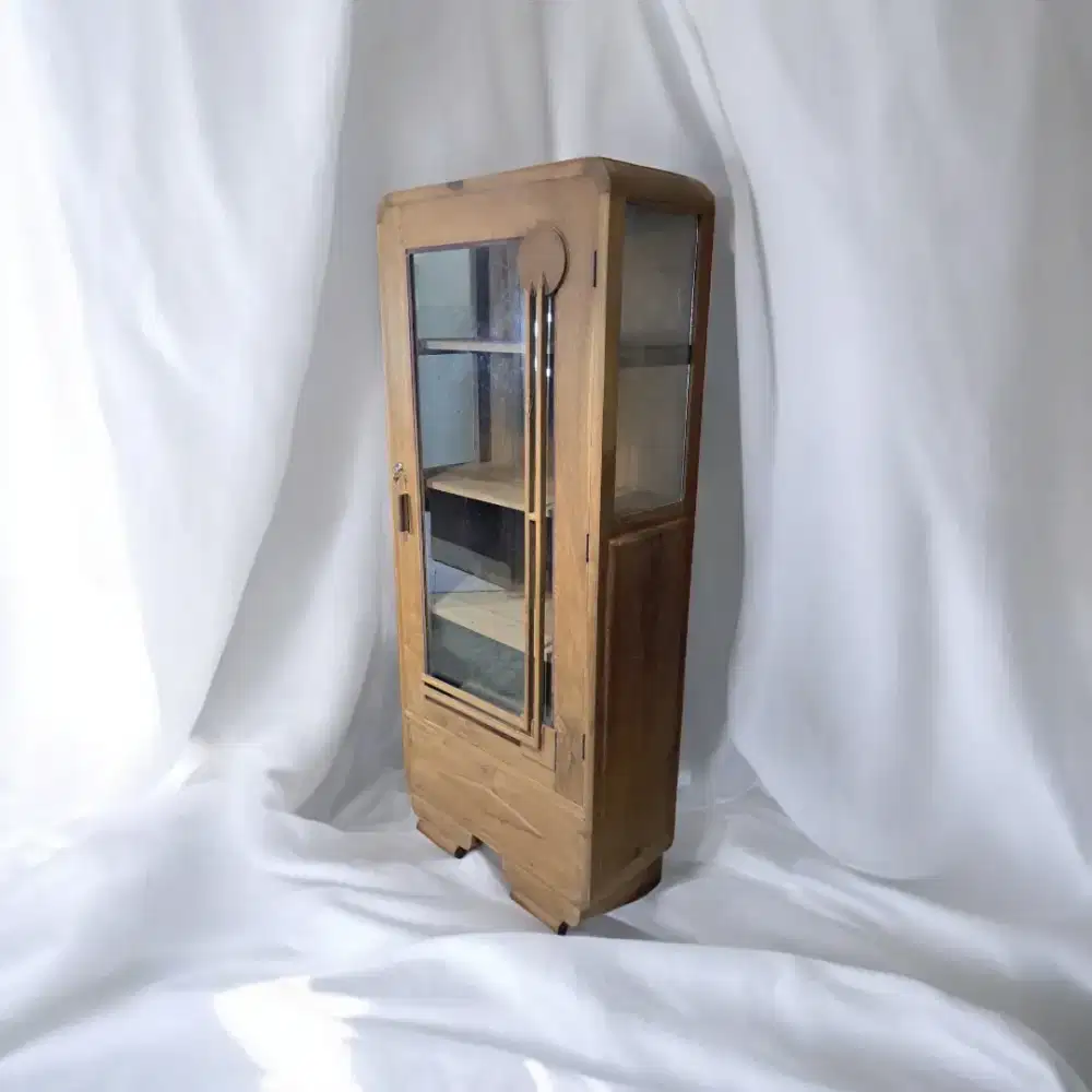 Lemari display 
jati tua

Dimensi
T127cm P74cm L34cm