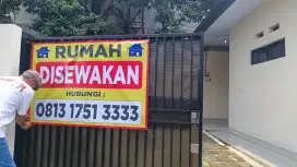 Disewakan Rumah bisa Parkir Mobil, halaman luas, masuk perumahan