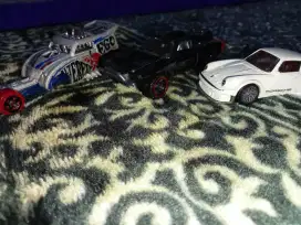 Hotwheels 3 mobil Dodge Charger,Altered Ego 2018 dan Porsche