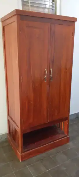 Lemari pakaian tinggi 2 metaran