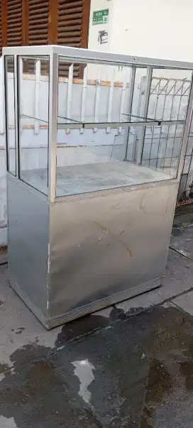Etalase bekas usaha nasi uduk