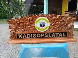 PAPAN NAMA MEJA KANTOR PLAKAT NAMA UKIR MATERIAL KAYU JATI PILIHAN