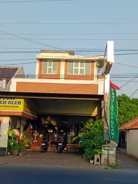 Rumah mewah jalan raya berikut ruang usaha