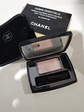 Chanel Ombre Essentielle, soft touch eyeshadow
Kondisi: Baru original