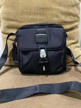 Tas selempangTumi alva bravo junior black canvas good quality net pric