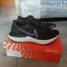 Sepatu Lari/Running Shoes Pria Nike Renew Run