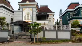 Villa Mewah 2 Lantai di Villa Kota Bunga Full Furnished