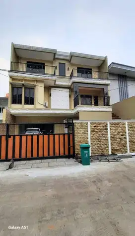 Dijual Rumah Mewah 3 Lantai di Kav DKI Meruya Selatan Jakbar