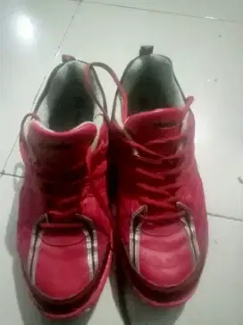 Jual sepatu badminton bekas terasa baru