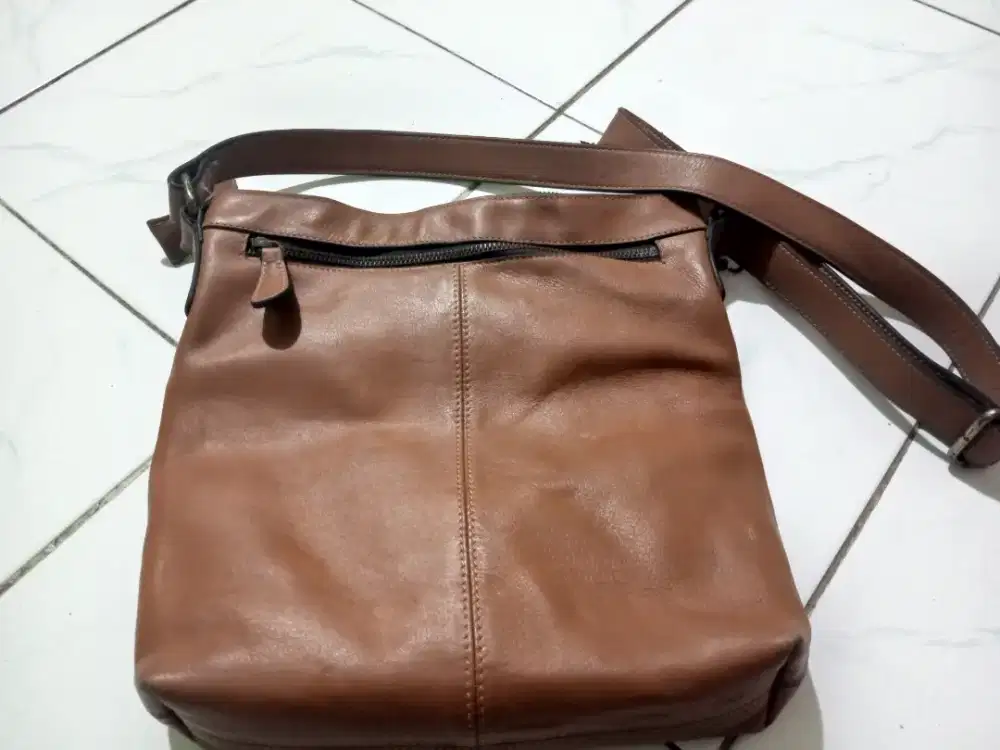 Tas slempang kulit wanita