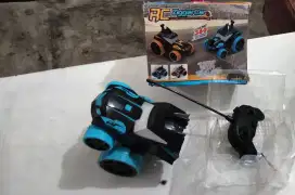 Mobilan mainan anak-anak pake remote kontrol.