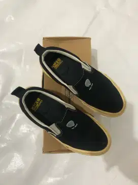 Sepatu Thunderbeer - Slip On Voltaire SW S89