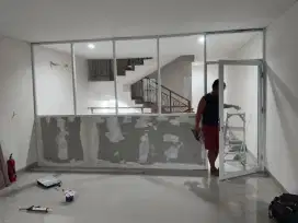 Partisi kaca dan pintu