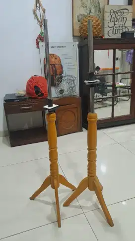 Kaki kayu manekin