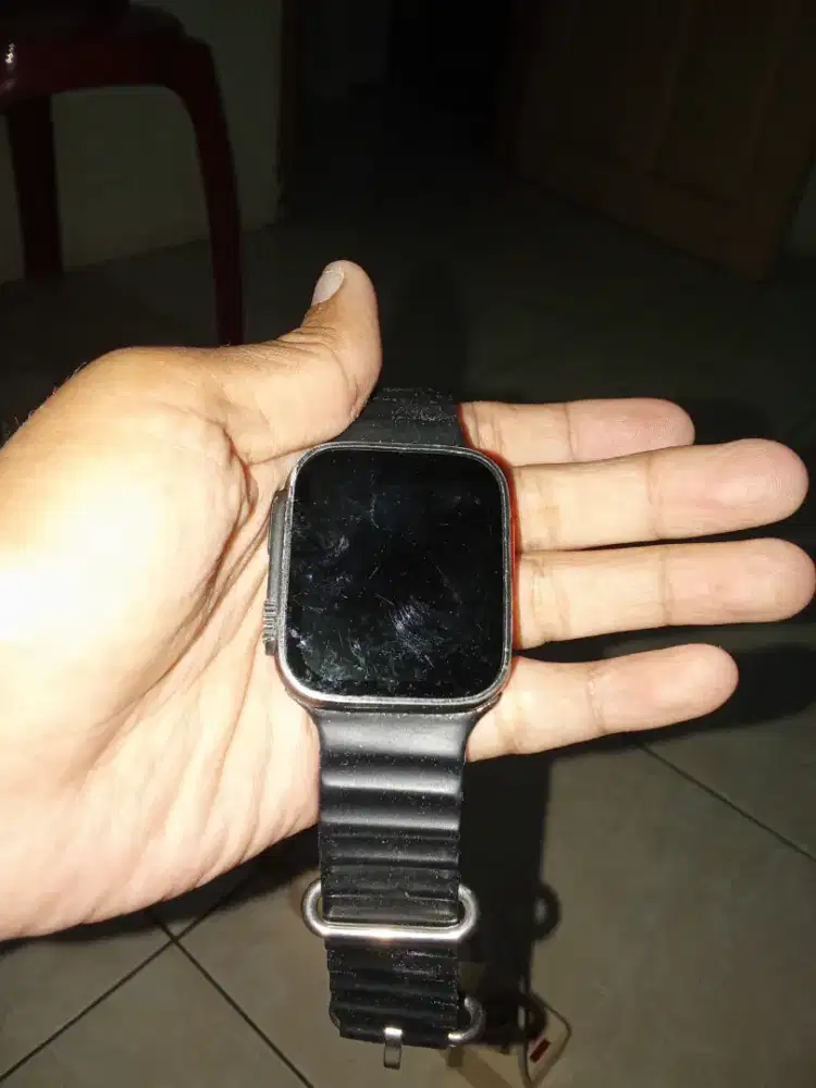Jam tangan hitam